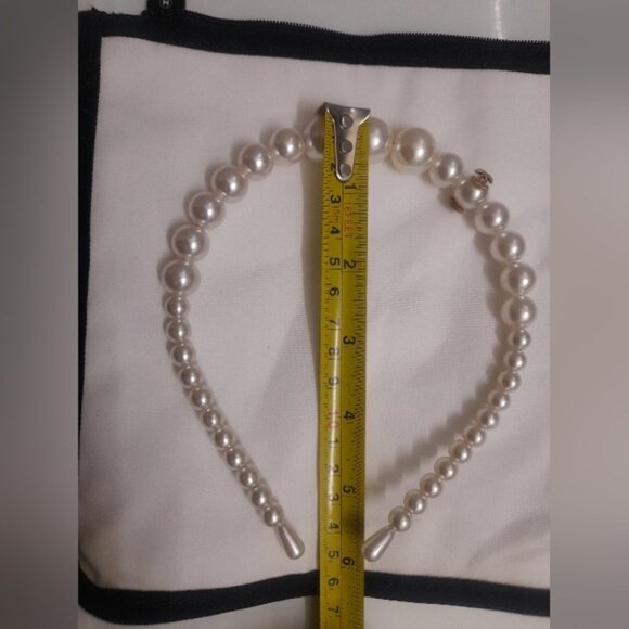 Chanel Pearl Headband - Elegant White Accessory - Picture 11 of 15